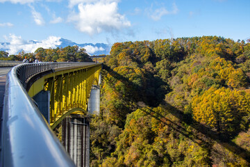 紅葉と高原の大橋