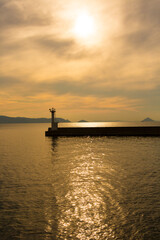 夕陽の海と防波堤