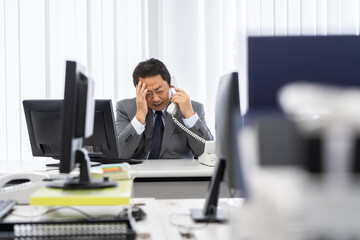 仕事をするアジア人50代男性