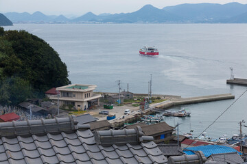 男木島港を出るフェリー