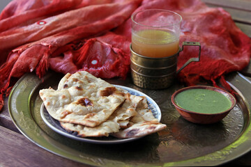 chapati, minzsauce und tee