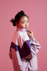 スポーティーなファッションコーディネートをしたグリッターメイクの若い女性