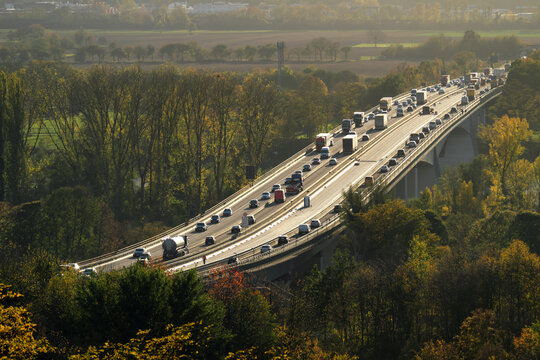 Hohes Verkehrsaufkommen wegen Baustelle auf der Bendorfer Brücke über den Rhein auf der Autobahn A48 zwischen Koblenz und Bendorf Anfang November 2020 - Stockfoto