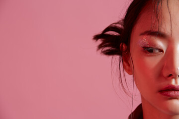 スポーティーなファッションコーディネートをしたグリッターメイクの若い女性