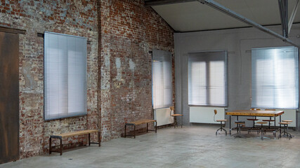 Fabrikhalle mit Backstein, Fenstern und alter Werkbank