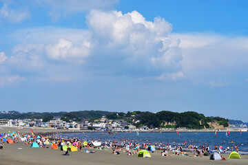 Fototapeta na wymiar 江の島東浜海岸の海水浴景色