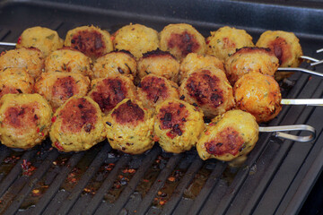 brochettes de boeuf sur un grill