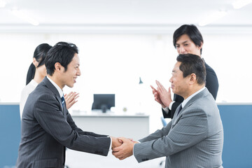 握手するビジネスマン