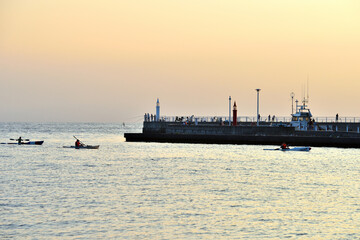 Obraz premium 江の島片瀬漁港の夕景とカヌー