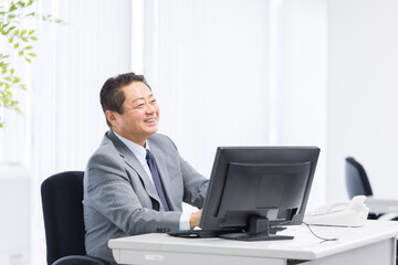 オフィスで働く中高年ビジネスマン　経営者　中間管理職