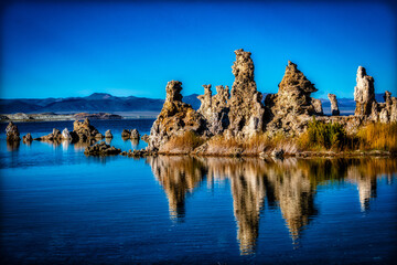 Spiegelung Tuffsteine im Mono Lake Kalifornien