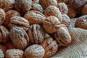 Noix en vrac sur toile de jute	