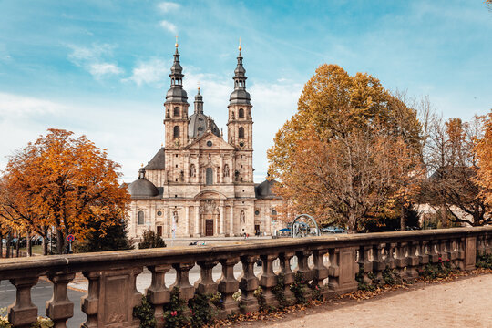 Dom in Fulda mit Herbstbäumen 