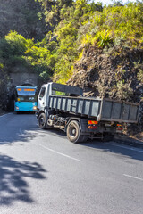 Bus et camion à l’entrée du tunnel de Gueule Rouge, Cilaos, île de la Réunion 