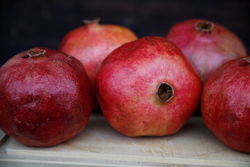 Fototapeta na wymiar Granatapfel (Punica granatum) mehrere rote Früchte