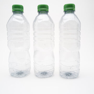 trois bouteilles en plastique recyclable