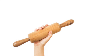 Mano sujetando un rodillo de madera de amasar sobre un fondo blanco liso y aislado. Vista de frente. Copy space