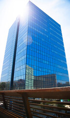 Edificio de negocio de cristal iluminado por sol radiante