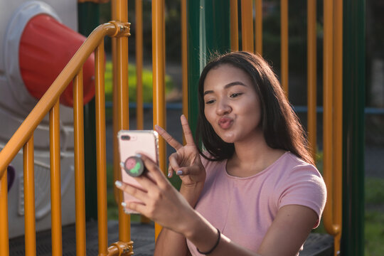 Latin woman doing a selfie with duckface