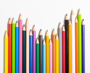 Buntstifte in verschiedene Farben aufgereiht auf wei&szlig;en Hintergrund