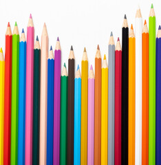 Buntstifte in verschiedene Farben aufgereiht auf wei&szlig;en Hintergrund