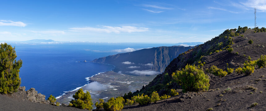 El Hierro Panorama - Blick ins El Golfo Tal nahe dem Malpaso Gipfel (rechts mit Mast), am Horizont die Inseln La Palma (links) und Teneriffa (rechts) 