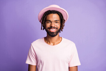 Photo portrait of smiling man isolated on vivid purple colored background
