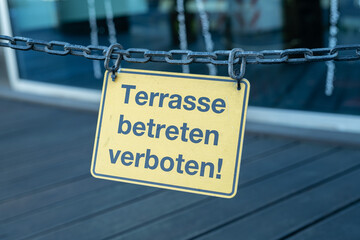 Terasse betreten verboten Schild vor Gastronomie