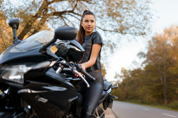 Obraz na płótnie Canvas Beautiful girl on a sports motorcycle