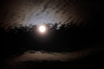 雲間の月
