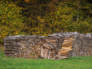 Brennholzlager im Herbst