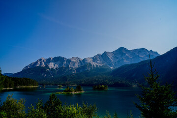 Fototapeta na wymiar Eibsee mit der Zugspitze im Hintergrund.