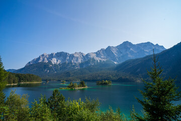 Obraz na płótnie Canvas Eibsee mit der Zugspitze im Hintergrund.