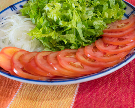 Close up de salada com tomate, alface e cebola
