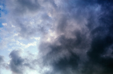 Obraz premium Dramatic black cloud before rainy. Beautiful cloudscape over horizon, sky.
