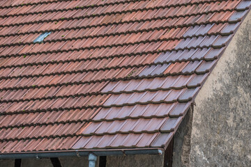 Schäden an altem Dach