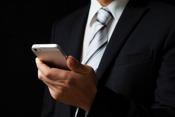 スマートフォンを見るビジネスマン