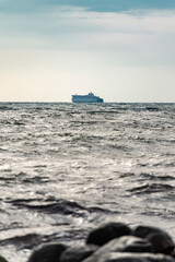 Personen und Autofähre auf See