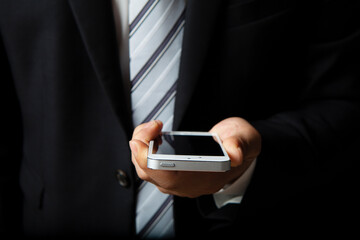 スマートフォンを見るビジネスマン