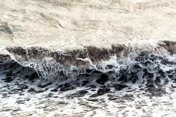 Fototapeta na wymiar Wellen treffen auf die Küste