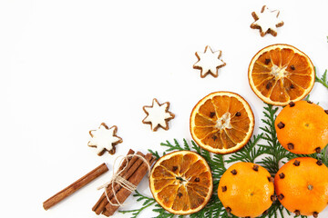 Bożonarodzeniowe tło z mandarynkami, suszonymi pomarańczami, laskami cynamonu i piernikami
