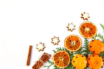 Bożonarodzeniowe tło z mandarynkami, suszonymi pomarańczami, laskami cynamonu i piernikami