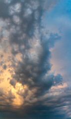 Obraz premium Fantastic clouds at sunrise, vertical panorama