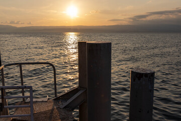 Ponton sur le bord du lac léman pendant le couché de soleil