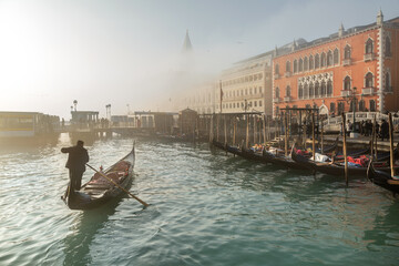 Fototapeta na wymiar Venise le matin dans le brouillard