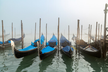 Fototapeta premium Venise le matin dans le brouillard