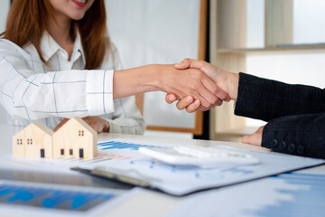 Fototapeta na wymiar Real estate agents shakehands to congratulate clients on accepting the offer to buy a home at a special price, home lease contract concept. And trading houses