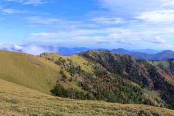 剣山山頂から二の森を眺める　秋　（徳島県）