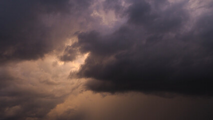 Ciel orageux et orangé