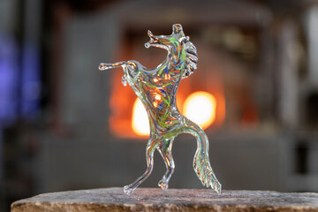 Sculpture d'un cheval en verre suite à une démonstration d'un maitre verrier à Venise
